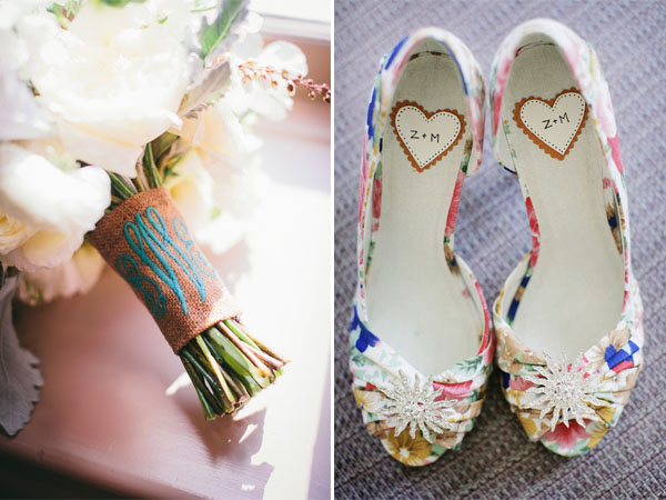 matrimonio iniziali sposi su bouquet e scarpe