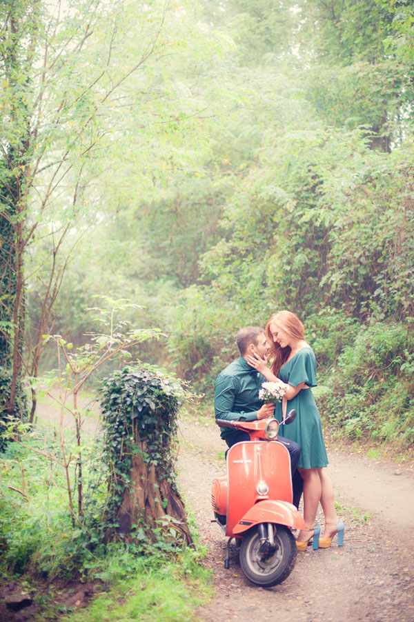 engagement session anni 50 in vespa