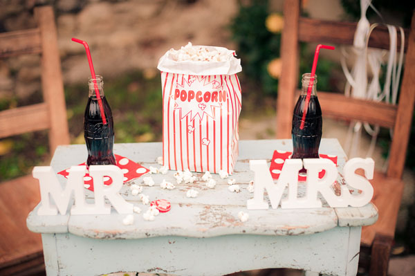 decorazioni anni 50 con coca cola e popcorn
