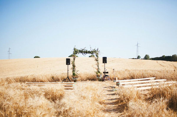 matrimonio rustico in un campo di grano