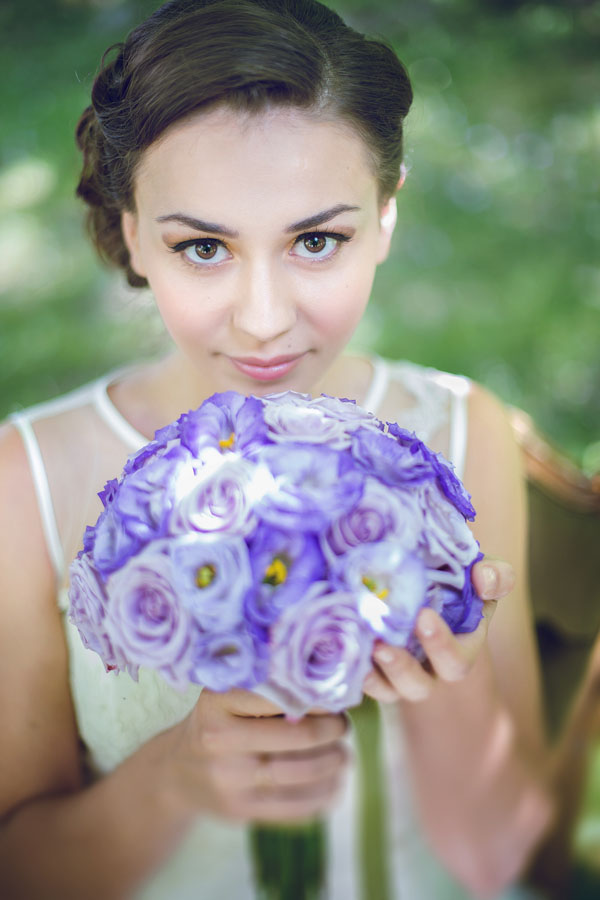 sposa vintage con bouquet viola