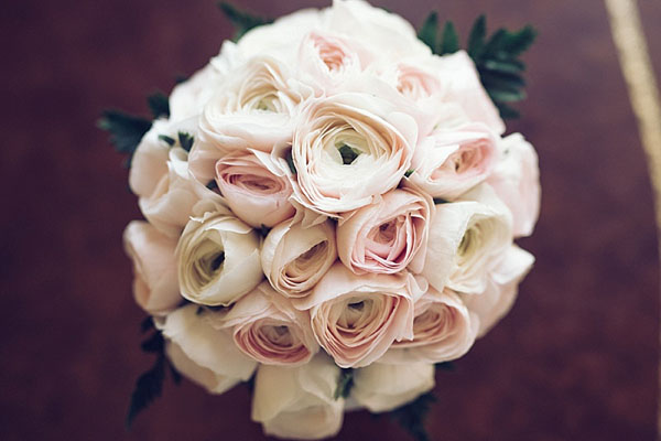 bouquet con ranuncoli rosa cipria