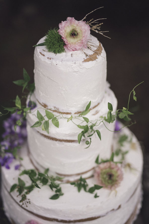 torta nuda con fiori freschi e foliage