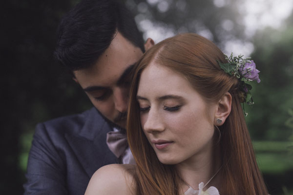sposa con fiori nei capelli
