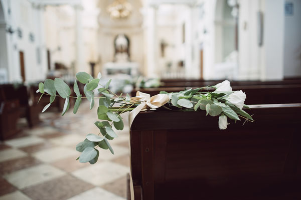 decorazione chiesa con foglie di eucalipto, fiori e nastri