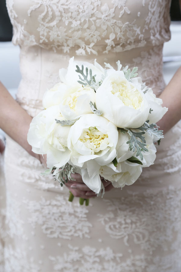 bouquet di peonie bianche e cineraria marittima