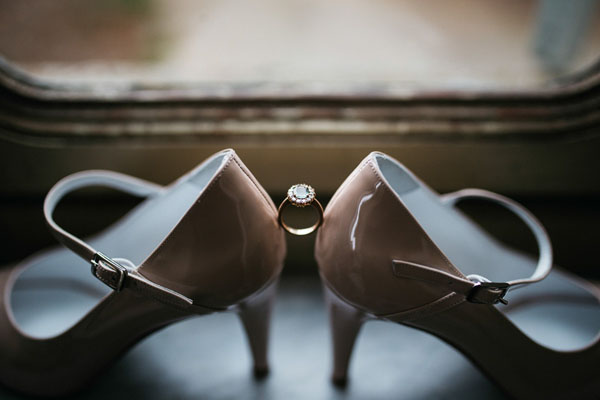 scarpe da sposa con cinturino e anello artigianale