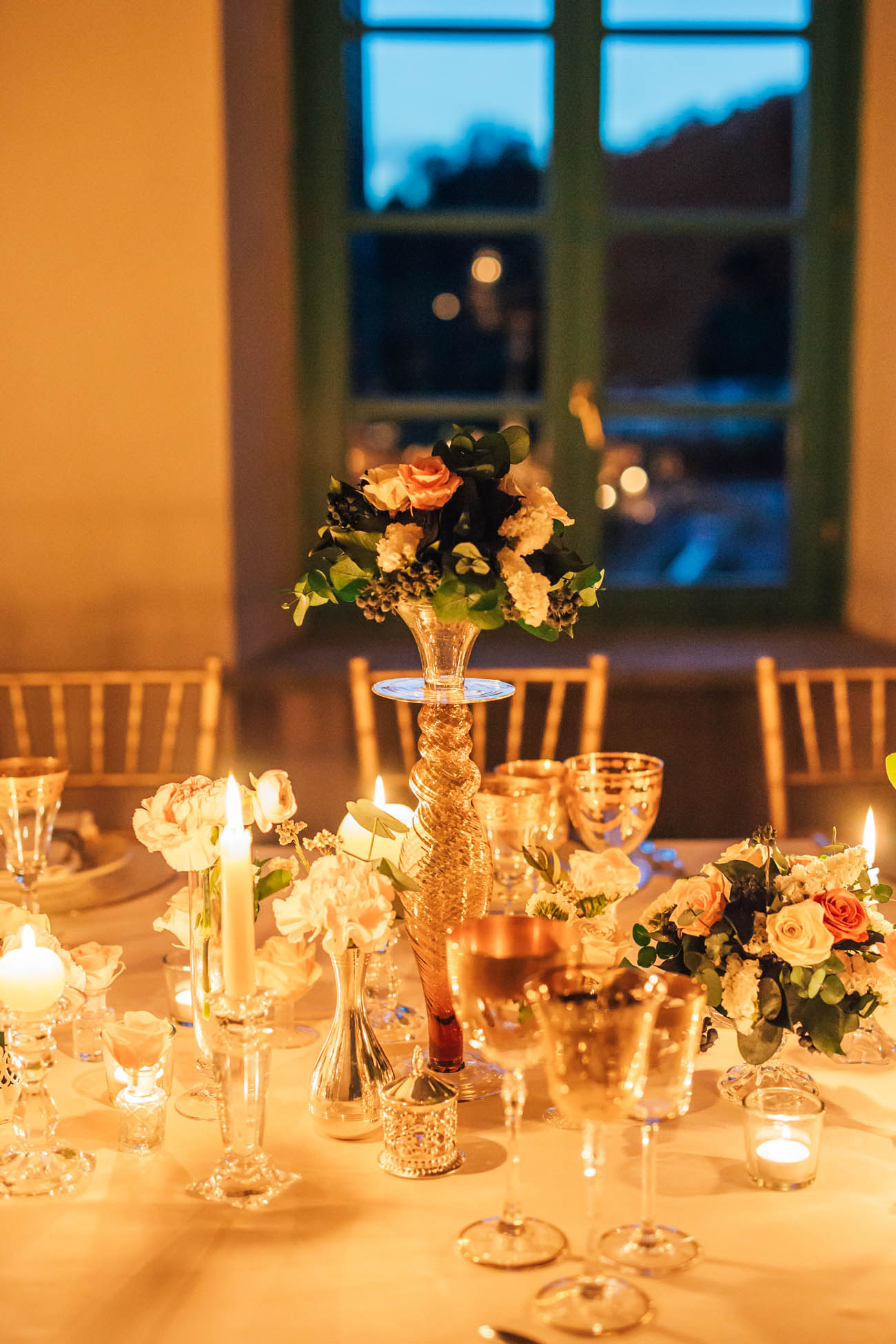 centrotavola con fiori e candele