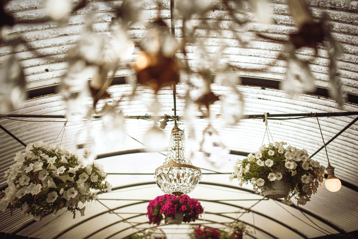 allestimento matrimonio in serra con chandelier