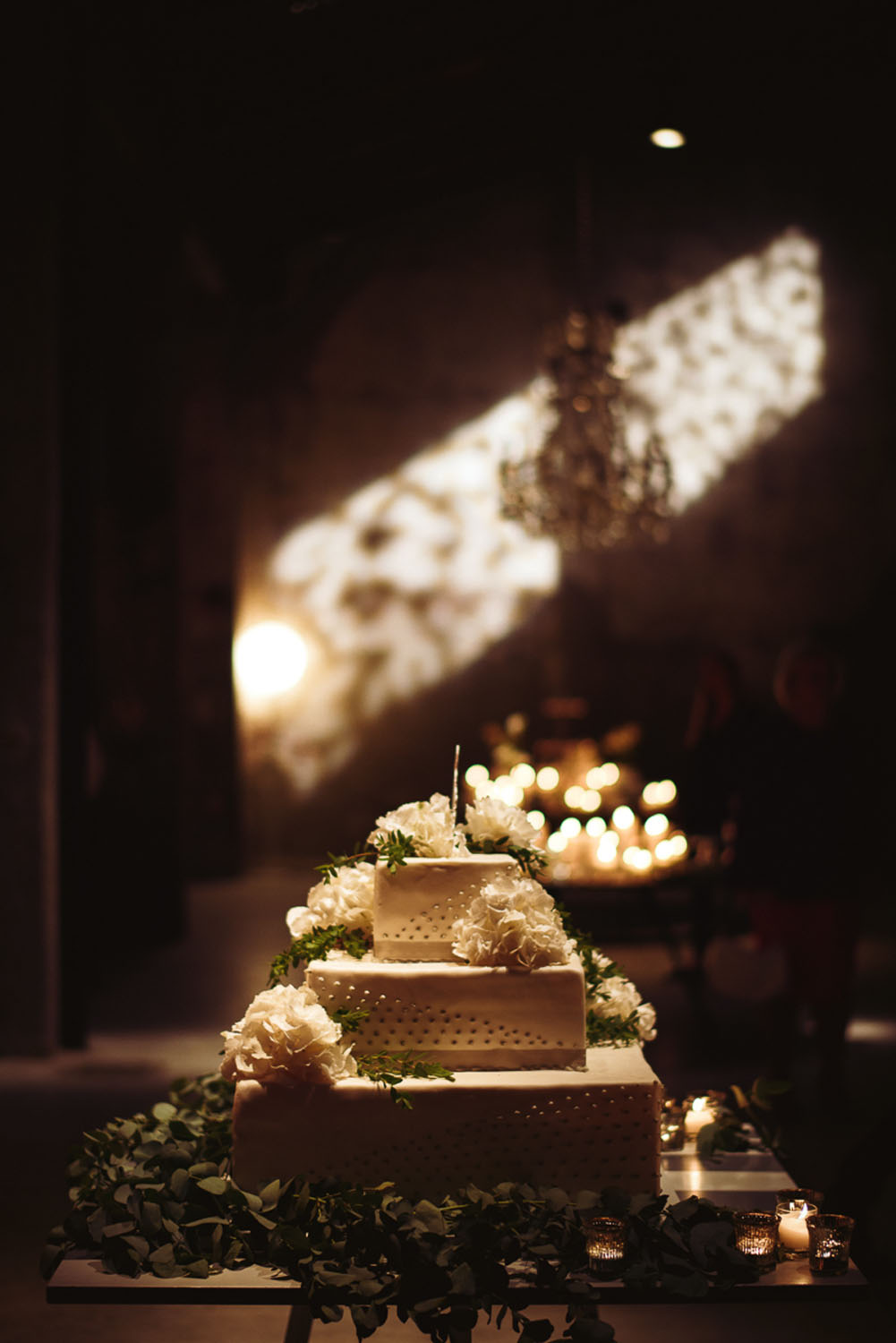 torta nuziale decorata con ortensie bianche e foliage