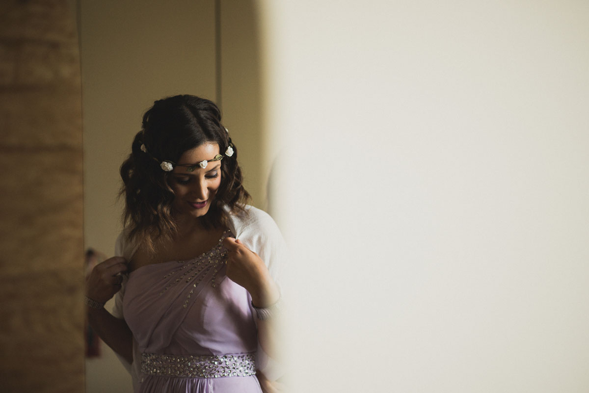 sposa boho chic con abito lavanda