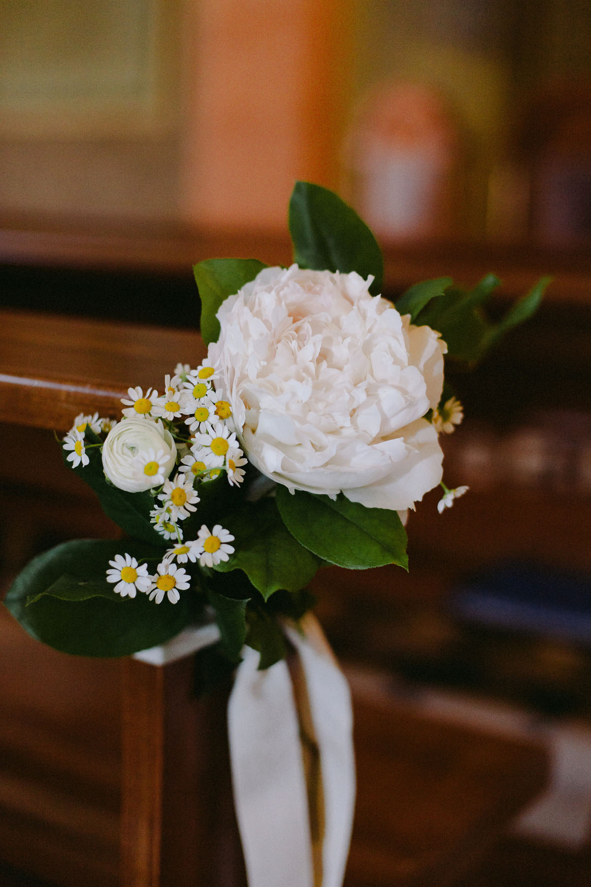 allestimento chiesa con peonie e margherita