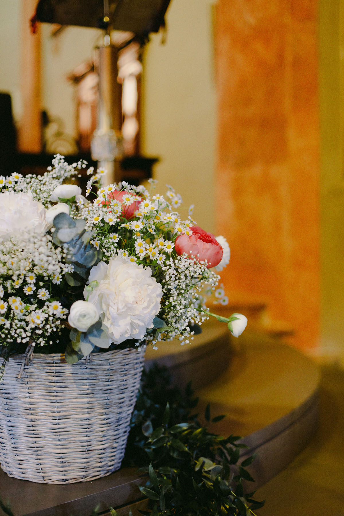 allestimento matrimonio country con fiori in cesto di vimini