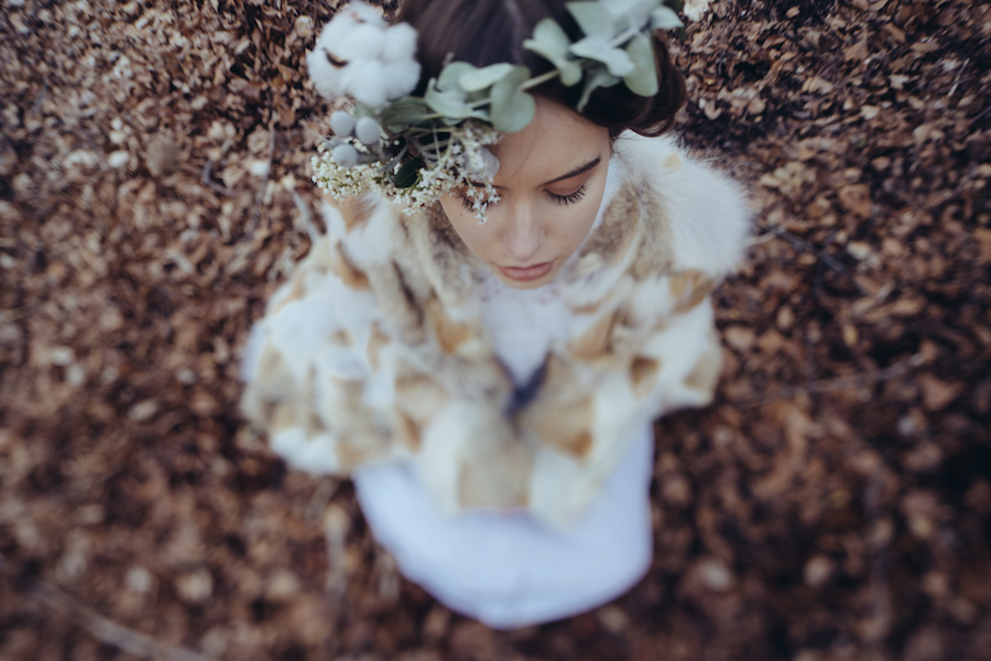 sposa con corona di fiori invernali