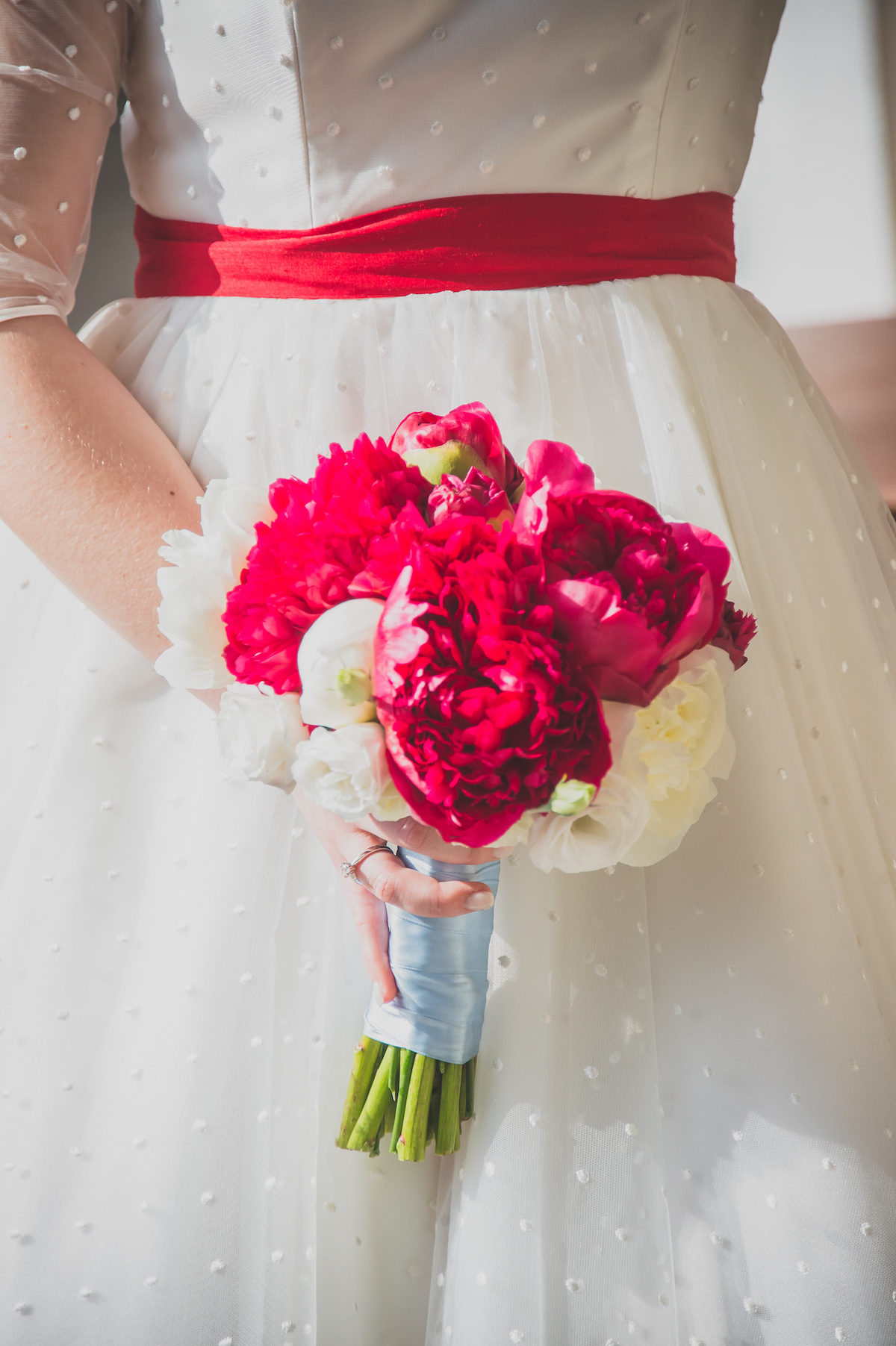 bouquet con peonie bianche e rosse