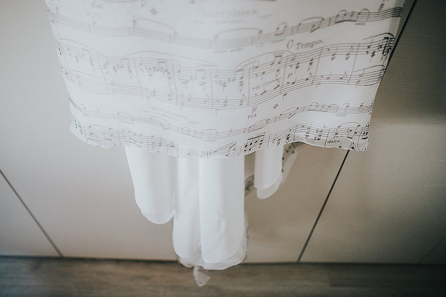 abito da sposa con note musicali