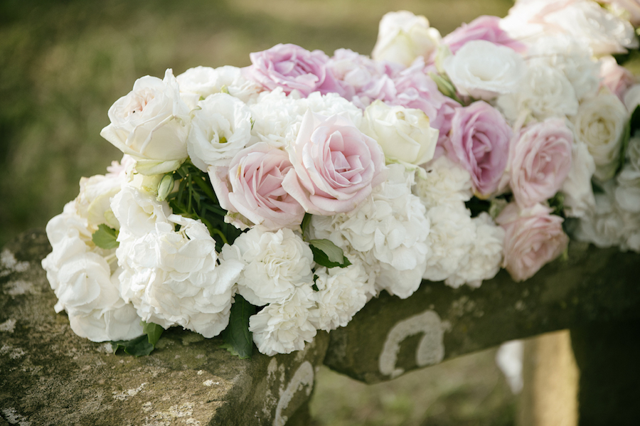 composizione floreale con rose bianche e rosa