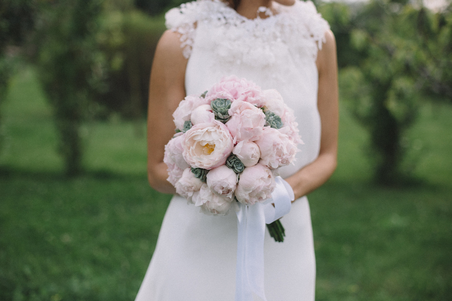 bouquet con peonie e succulente per matrimonio in primavera