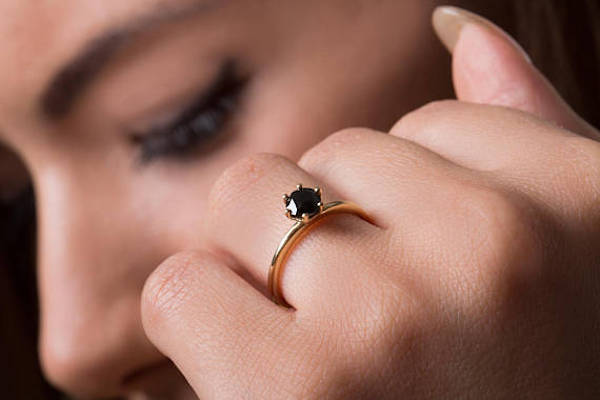 Anello di fidanzamento con diamante nero