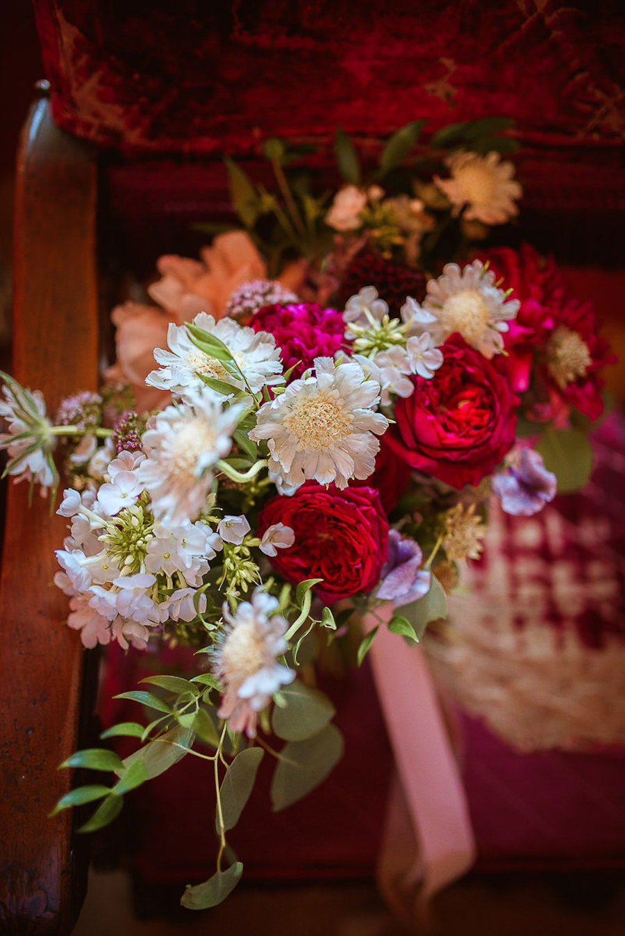 bouquet con rose inglesi rosse e scabiosa bianca