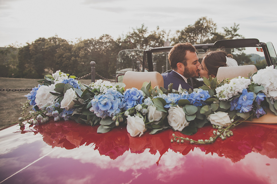 decorazione auto sposi con fiori azzurri e bianchi