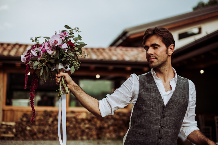 sposo con bouquet