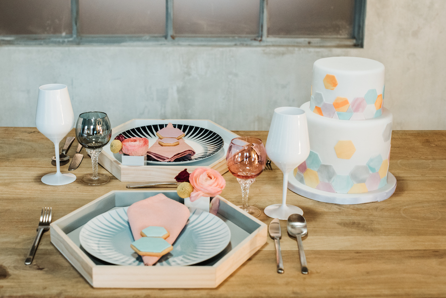 tavola matrimonio geometrico dai colori pastello