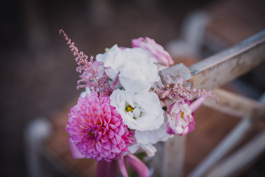 decorazione con fiori bianchi e fucsia