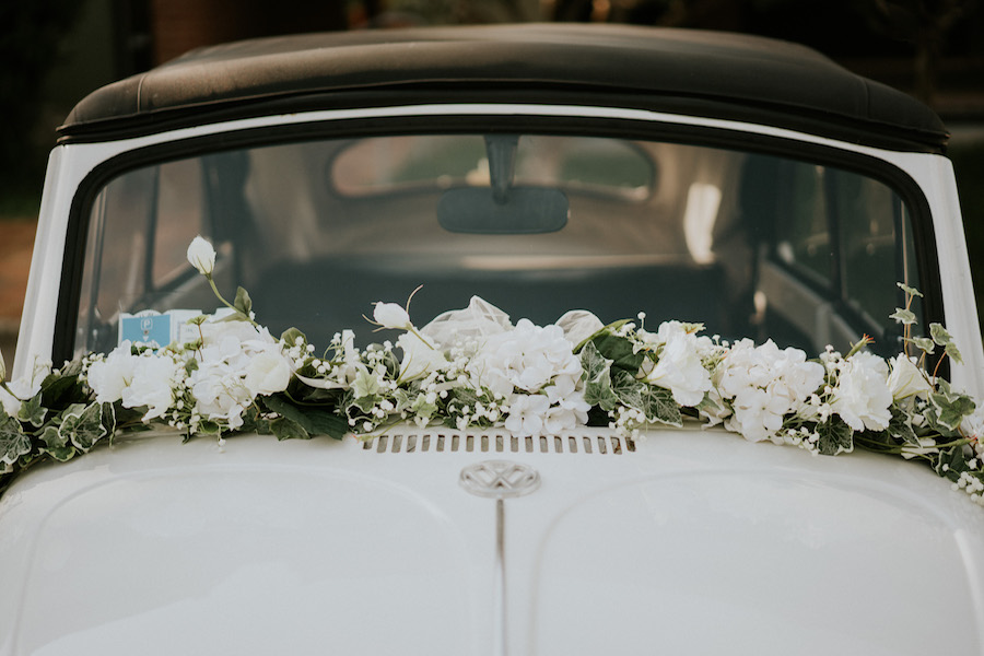 decorazione auto sposi con rose ed eucalipto